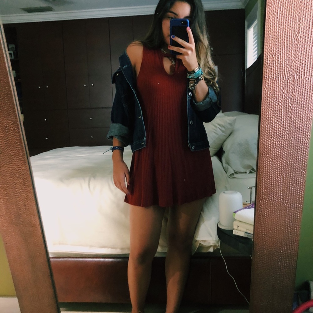 •mid/mini burgundy dress with triangle slits